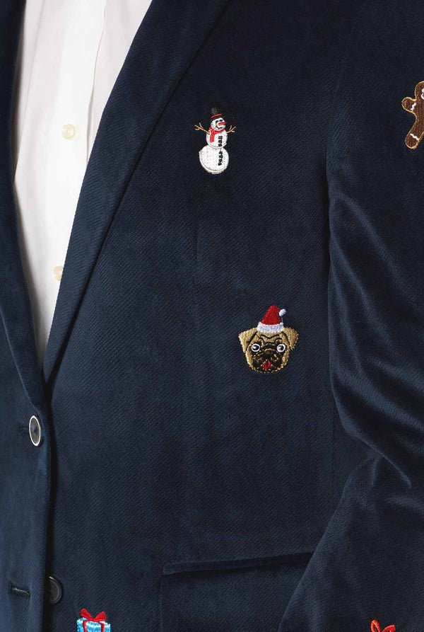Mann mit marineblauem Weihnachtsblazer mit Weihnachtsstickerei
