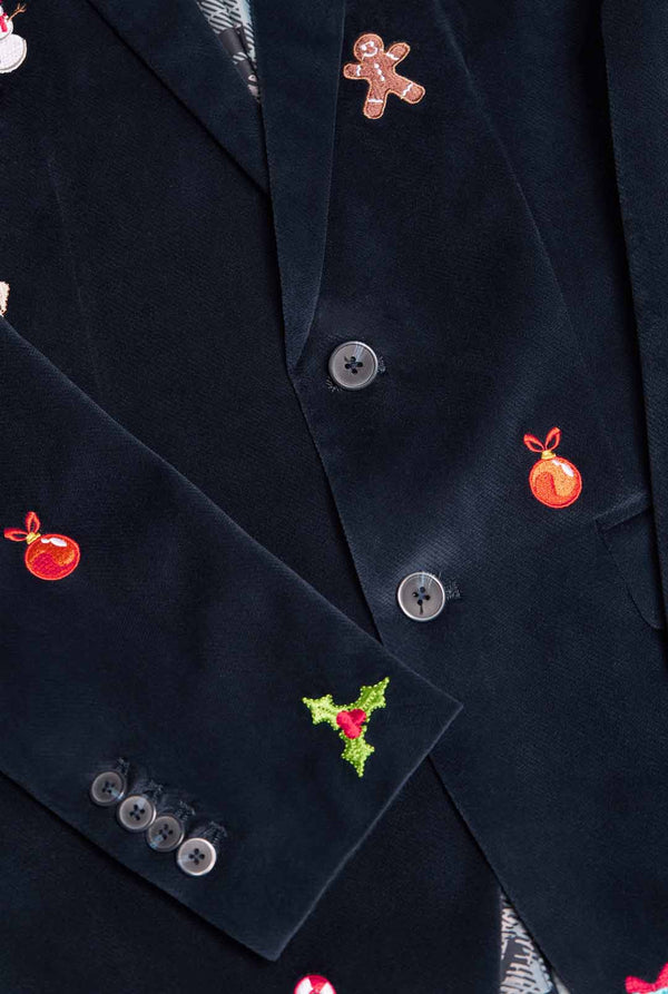 Mann mit marineblauem Weihnachtsblazer mit Weihnachtsstickerei