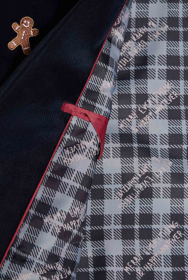 Mann mit marineblauem Weihnachtsblazer mit Weihnachtsstickerei