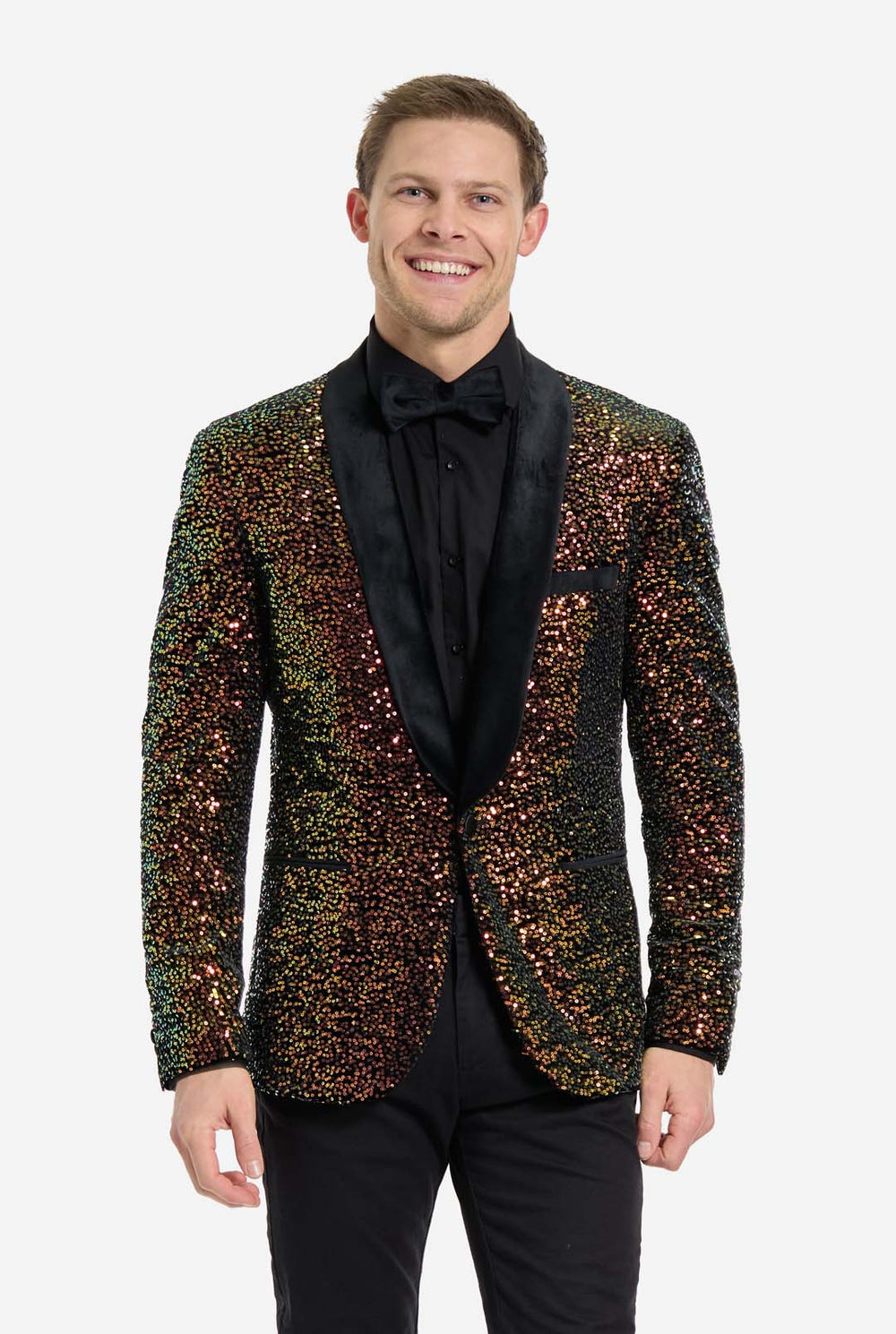 Dieses Bild zeigt eine stilvolle Herren-Dinnerjacke aus der OppoSuits Deluxe Kollektion, die mit schillernden bernsteinfarbenen Pailletten verziert ist und einen funkelnden Effekt erzeugt. Der Paillettenblazer verfügt über ein elegantes Satin-Revers und eine maßgeschneiderte Passform. Das Modell kombiniert ihn mit einem klassischen schwarzen Hemd und einer Fliege, wodurch die Jacke perfekt für formelle Anlässe, Festtagsfeiern oder Silvester geeignet ist. 