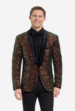 Dieses Bild zeigt eine stilvolle Herren-Dinnerjacke aus der OppoSuits Deluxe Kollektion, die mit schillernden bernsteinfarbenen Pailletten verziert ist und einen funkelnden Effekt erzeugt. Der Paillettenblazer verfügt über ein elegantes Satin-Revers und eine maßgeschneiderte Passform. Das Modell kombiniert ihn mit einem klassischen schwarzen Hemd und einer Fliege, wodurch die Jacke perfekt für formelle Anlässe, Festtagsfeiern oder Silvester geeignet ist. 