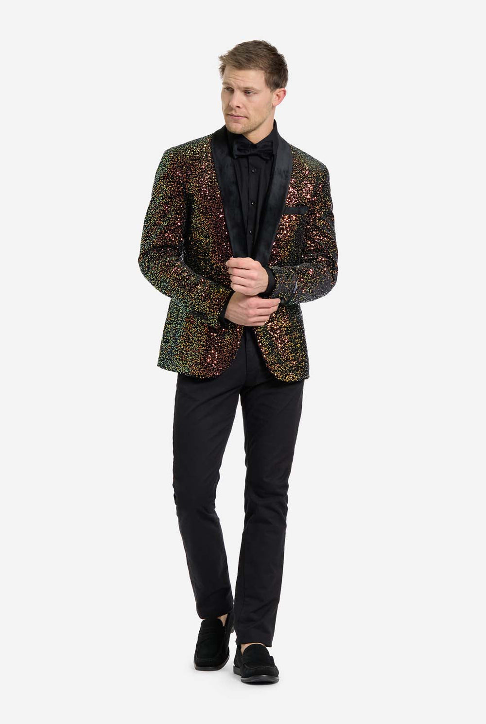 Dieses Bild zeigt eine stilvolle Herren-Dinnerjacke aus der OppoSuits Deluxe Kollektion, die mit schillernden bernsteinfarbenen Pailletten verziert ist und einen funkelnden Effekt erzeugt. Der Paillettenblazer verfügt über ein elegantes Satin-Revers und eine maßgeschneiderte Passform. Das Modell kombiniert ihn mit einem klassischen schwarzen Hemd und einer Fliege, wodurch die Jacke perfekt für formelle Anlässe, Festtagsfeiern oder Silvester geeignet ist. 