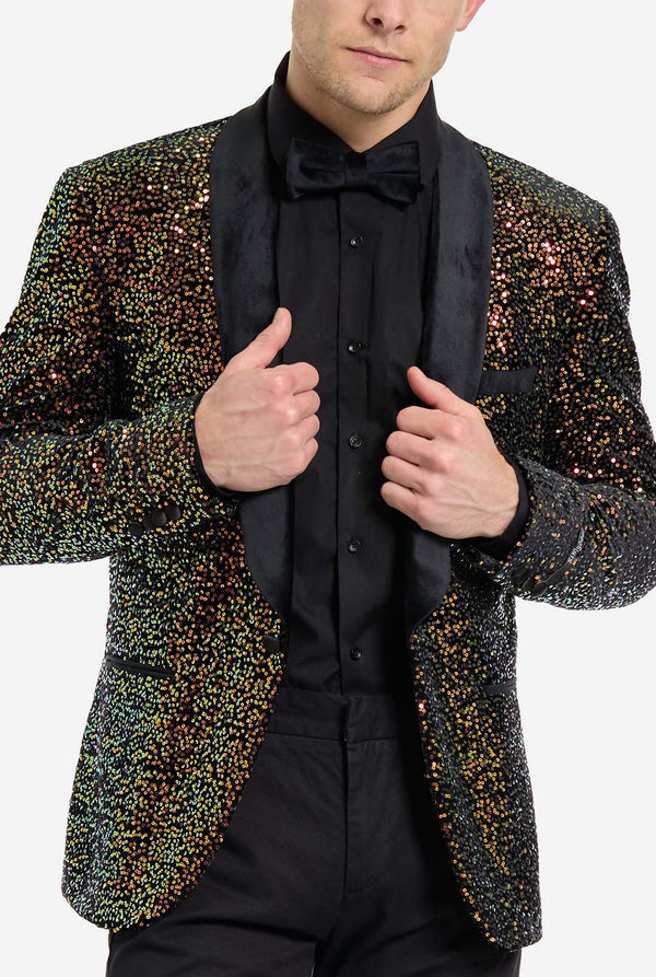 Dieses Bild zeigt eine stilvolle Herren-Dinnerjacke aus der OppoSuits Deluxe Kollektion, verziert mit schillernden bernsteinfarbenen Pailletten, die einen funkelnden Effekt erzeugen. Der Paillettenblazer verfügt über ein elegantes Satin-Revers und eine maßgeschneiderte Passform. Das Modell kombiniert die Jacke mit einem klassischen schwarzen Hemd und einer Fliege. Perfekt geeignet für formelle Anlässe, Festtagsfeiern oder Silvester. Nahaufnahme der Brustpartie.