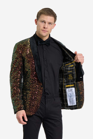Männer halten eine glänzende, bernsteinfarbene Pailletten-Dinnerjacke offen.