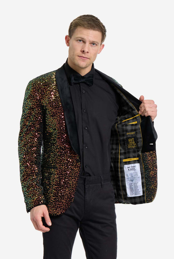 Männer halten eine glänzende, bernsteinfarbene Pailletten-Dinnerjacke offen.