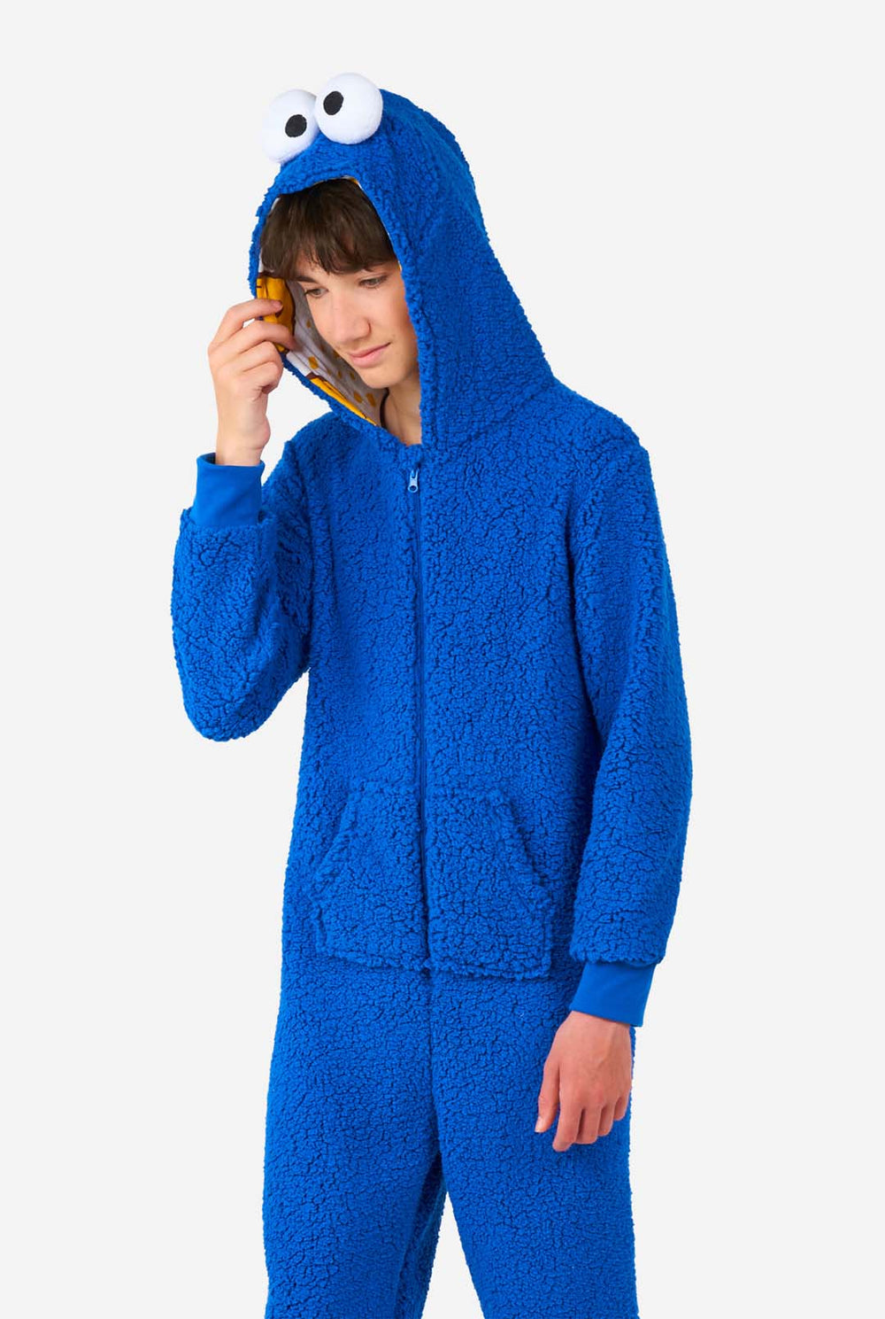 Kind trägt blauen Plüsch-Krümelmonster-Strampler