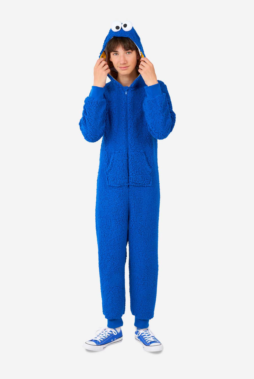 Kind trägt blauen Plüsch-Krümelmonster-Strampler