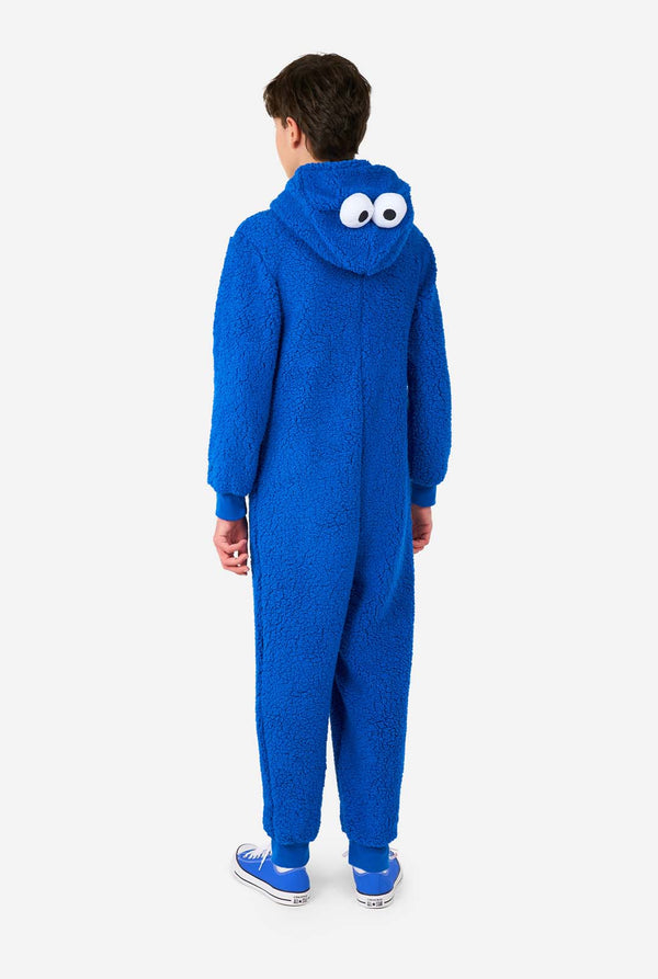 Kind trägt blauen Plüsch-Krümelmonster-Strampler, Blick von hinten