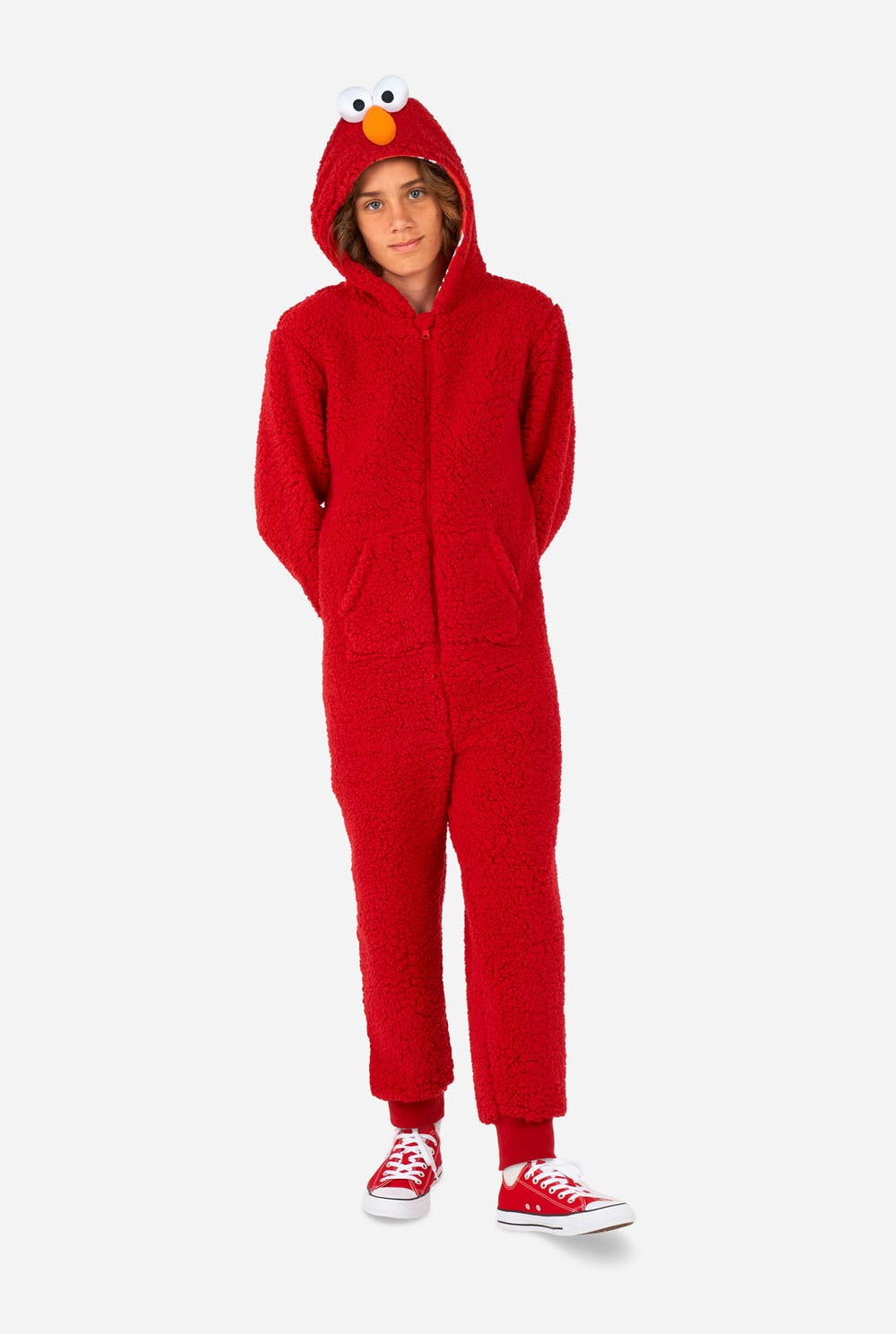 Kind trägt roten Plüsch-Elmo-Strampler