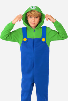 Junge trägt einen Kinder-Onesie mit Luigi-Super-Mario-Aufdruck