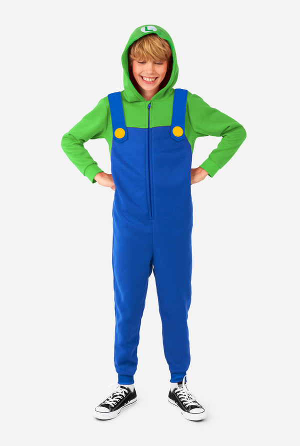 Junge trägt einen Kinder-Onesie mit Luigi-Super-Mario-Aufdruck