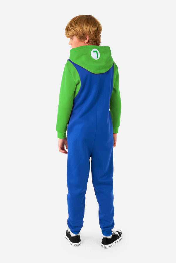 Junge trägt einen Kinder-Onesie mit Luigi-Super-Mario-Aufdruck, Ansicht von hinten.
