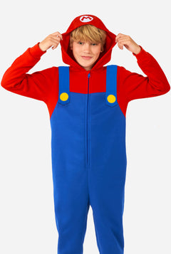 Junge trägt einen Kinder-Strampler mit Super Mario-Aufdruck