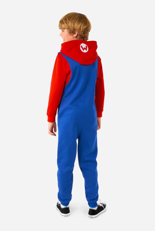 Junge trägt einen Kinder-Strampler mit Super Mario-Aufdruck, Ansicht von hinten