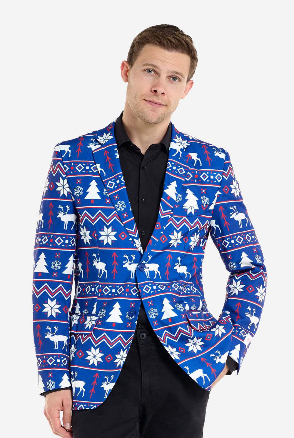 Mann trägt einen blauen Weihnachtsblazer für Männer mit nordischen Weihnachtsfiguren. Mann trägt außerdem eine schwarze Hose und ein schwarzes Herrenhemd.