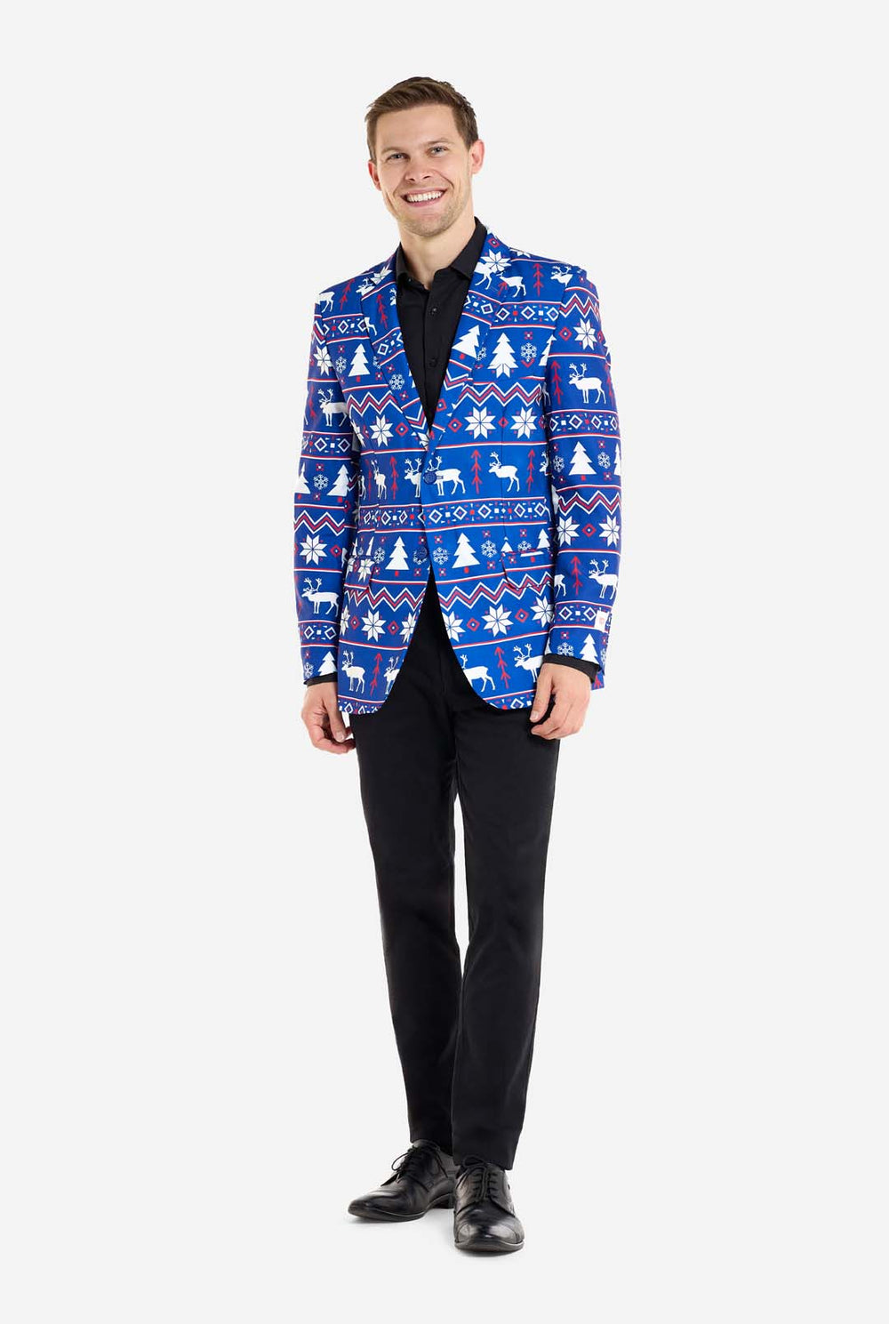 Mann trägt einen blauen Weihnachtsblazer für Männer mit nordischen Weihnachtsfiguren. Mann trägt außerdem eine schwarze Hose und ein schwarzes Herrenhemd.