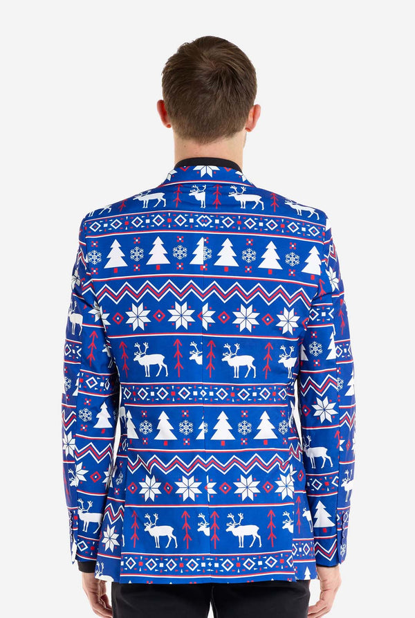 Mann trägt einen blauen Weihnachtsblazer für Herren mit nordischen Weihnachtsfiguren. Er trägt außerdem eine schwarze Hose und ein schwarzes Herrenhemd. Ansicht von hinten.