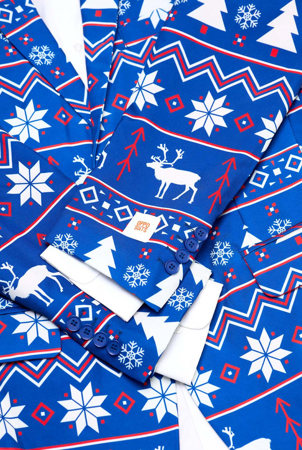 Mann trägt blauen Weihnachtsblazer für Männer mit nordischen Weihnachtsfiguren. Nahaufnahme.