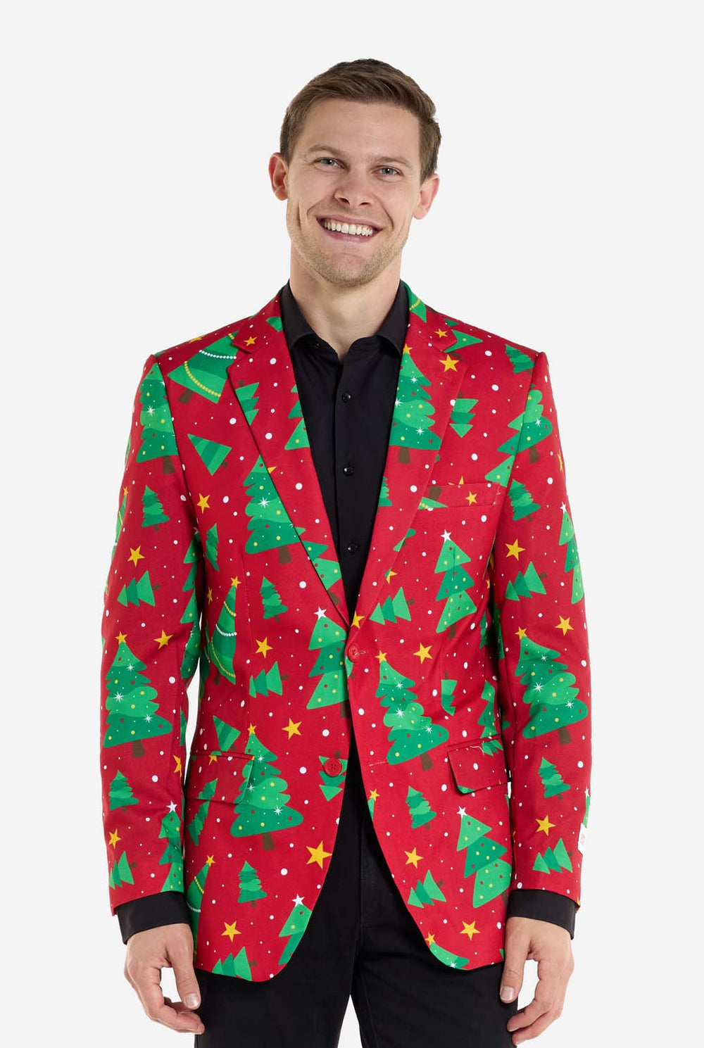 Mann trägt einen roten Weihnachtsblazer für Männer mit Weihnachtsbäumen und Sternenaufdruck. Der Mann trägt außerdem eine schwarze Hose und ein schwarzes Herrenhemd.