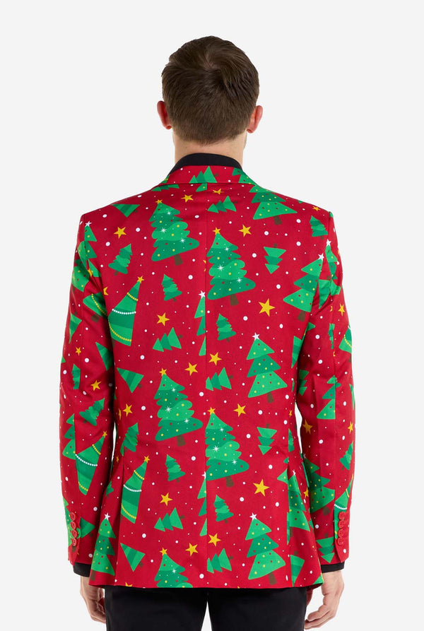 Mann trägt einen roten Weihnachtsblazer für Herren mit Weihnachtsbäumen und Sternen. Er trägt außerdem eine schwarze Hose und ein schwarzes Herrenhemd. Ansicht von hinten.
