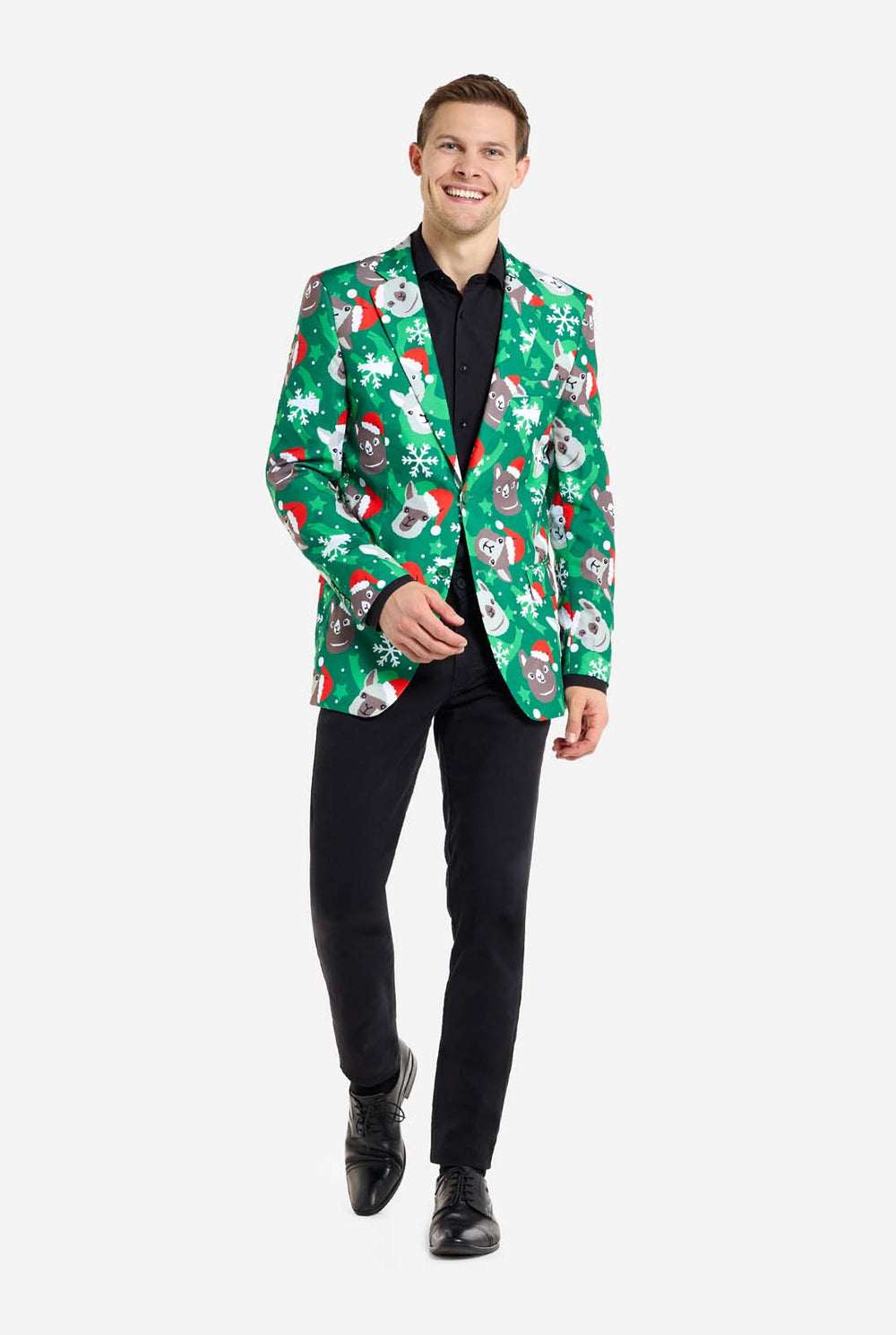Mann trägt grünen Weihnachtsblazer für Männer mit Weihnachtslamas. Mann trägt außerdem eine schwarze Hose und ein schwarzes Herrenhemd.
