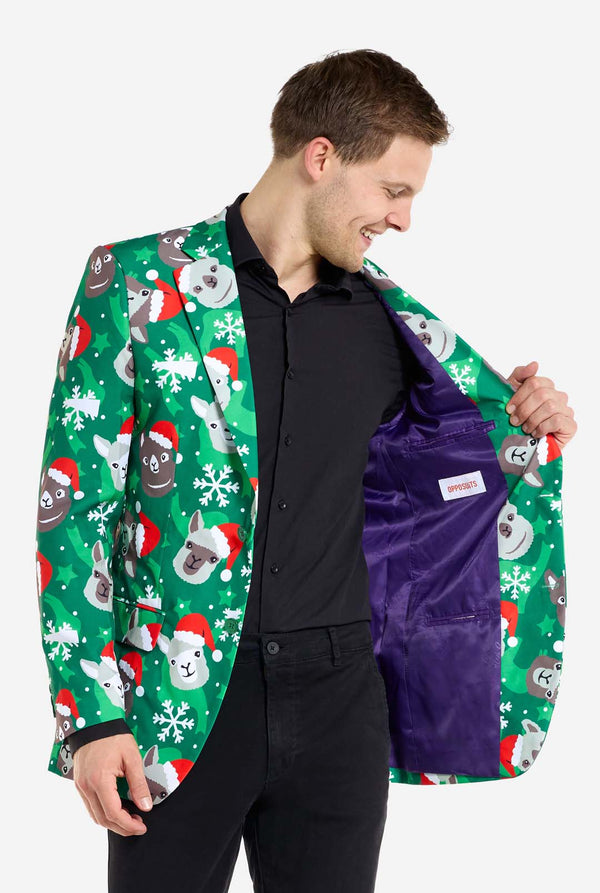 Mann trägt grünen Weihnachtsblazer für Männer mit Weihnachtslamas. Außerdem trägt er eine schwarze Hose und ein schwarzes Herrenhemd. Die Innenseite der Jacke ist lila.