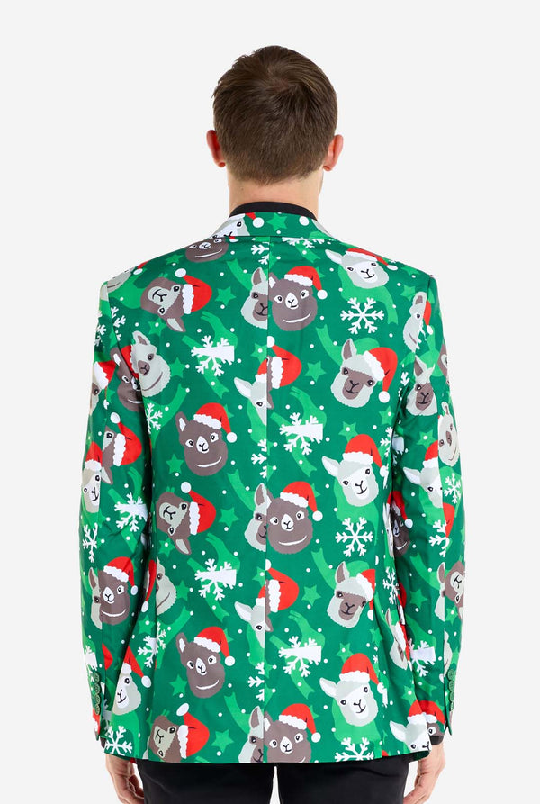 Mann trägt einen grünen Weihnachtsblazer mit Weihnachtslamas. Er trägt außerdem eine schwarze Hose und ein schwarzes Herrenhemd. Ansicht von hinten.