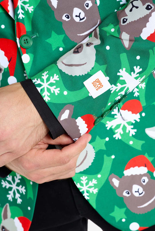 Grüner Weihnachtsblazer für Herren mit Weihnachtslamas. Der Mann trägt außerdem eine schwarze Hose und ein schwarzes Herrenhemd. Ärmelnahaufnahme.