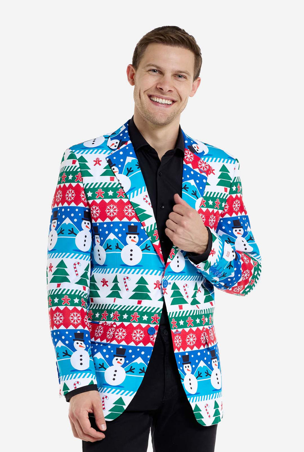 Mann trägt Weihnachtsblazer für Männer mit weihnachtlichen Winterfiguren. Mann trägt außerdem eine schwarze Hose und ein schwarzes Herrenhemd.