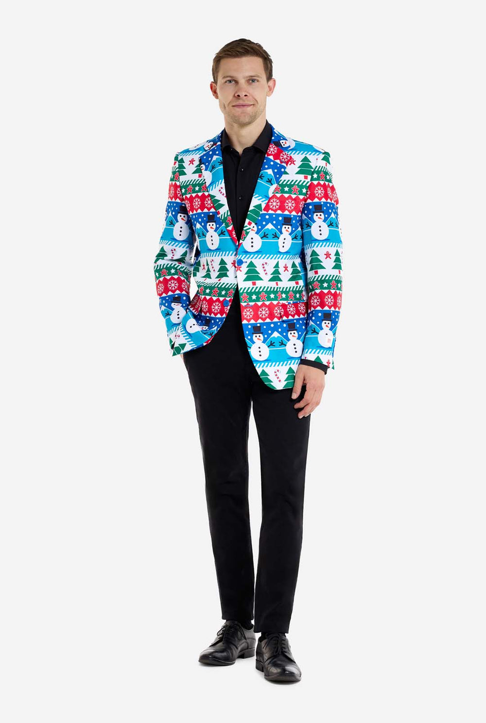 Mann trägt Weihnachtsblazer für Männer mit weihnachtlichen Winterfiguren. Mann trägt außerdem eine schwarze Hose und ein schwarzes Herrenhemd.