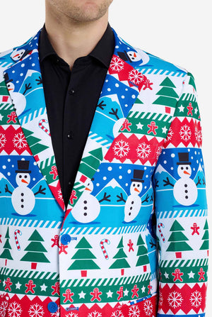 Mann trägt einen Weihnachtsblazer für Männer mit weihnachtlichen Winterfiguren. Er trägt außerdem eine schwarze Hose und ein schwarzes Herrenhemd. Nahaufnahme der Brust.