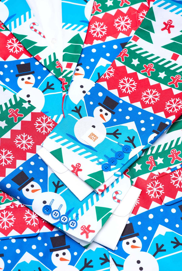 Weihnachtsblazer für Herren mit weihnachtlichen Winterfiguren. Nahaufnahme mit weißem Hemd.