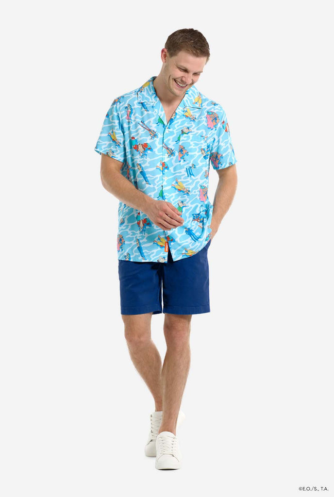 Der Mann trägt ein Hawaiihemd mit Aufdruck der One Piece-Figuren.