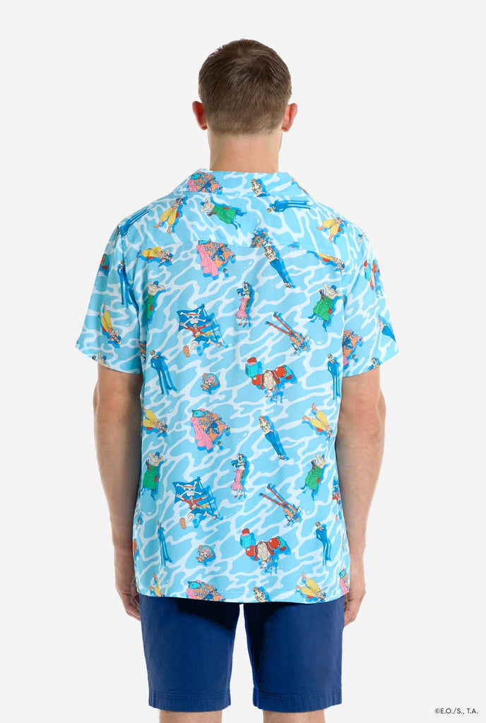 Der Mann trägt ein Hawaiihemd mit Aufdruck der One Piece-Figuren.