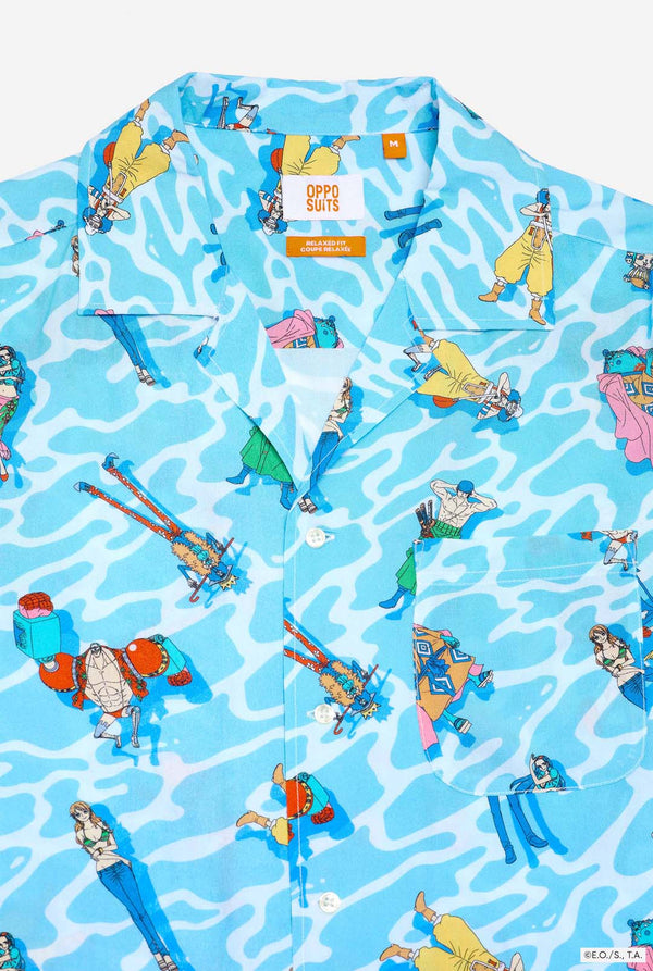 Der Mann trägt ein Hawaiihemd mit Aufdruck der One Piece-Figuren.