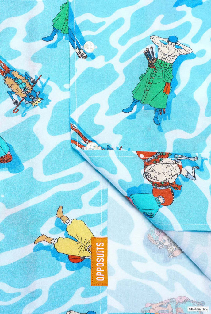 Der Mann trägt ein Hawaiihemd mit Aufdruck der One Piece-Figuren.