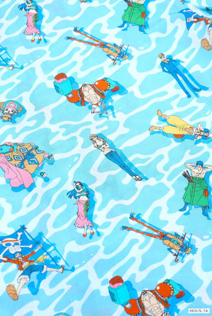 Der Mann trägt ein Hawaiihemd mit Aufdruck der One Piece-Figuren.