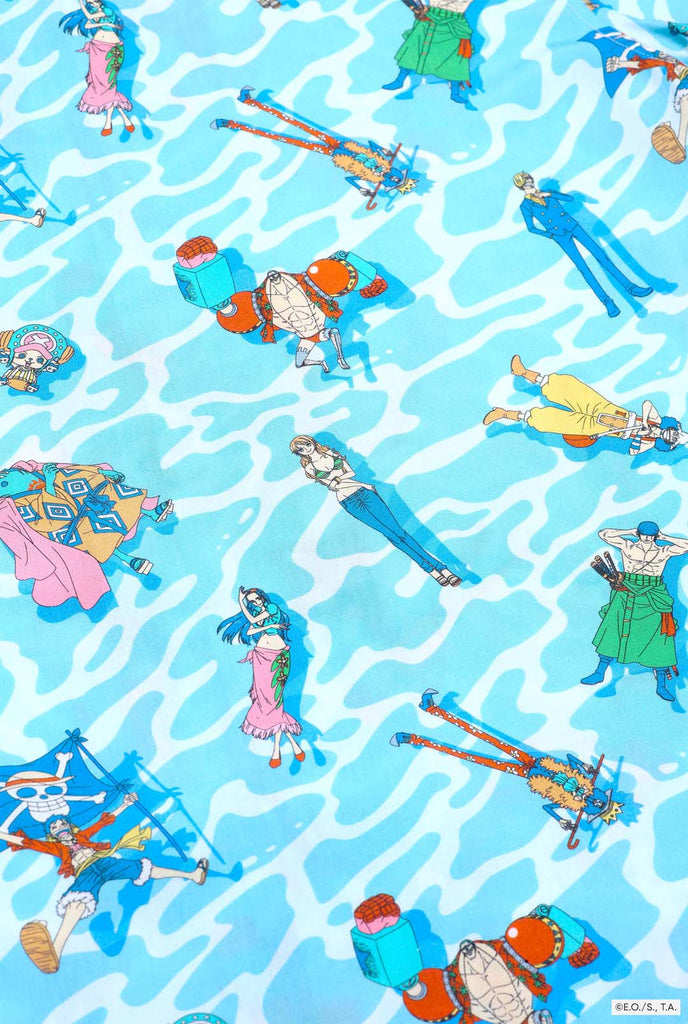 Der Mann trägt ein Hawaiihemd mit Aufdruck der One Piece-Figuren.