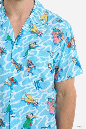 Der Mann trägt ein Hawaiihemd mit Aufdruck der One Piece-Figuren.