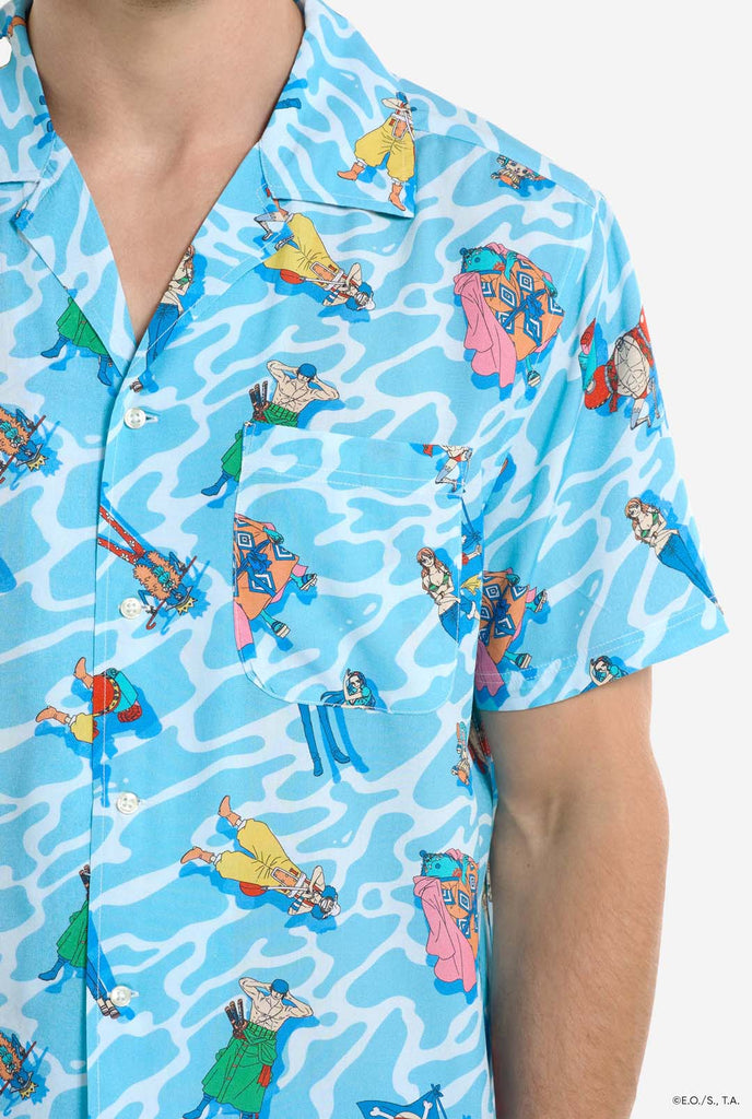 Der Mann trägt ein Hawaiihemd mit Aufdruck der One Piece-Figuren.