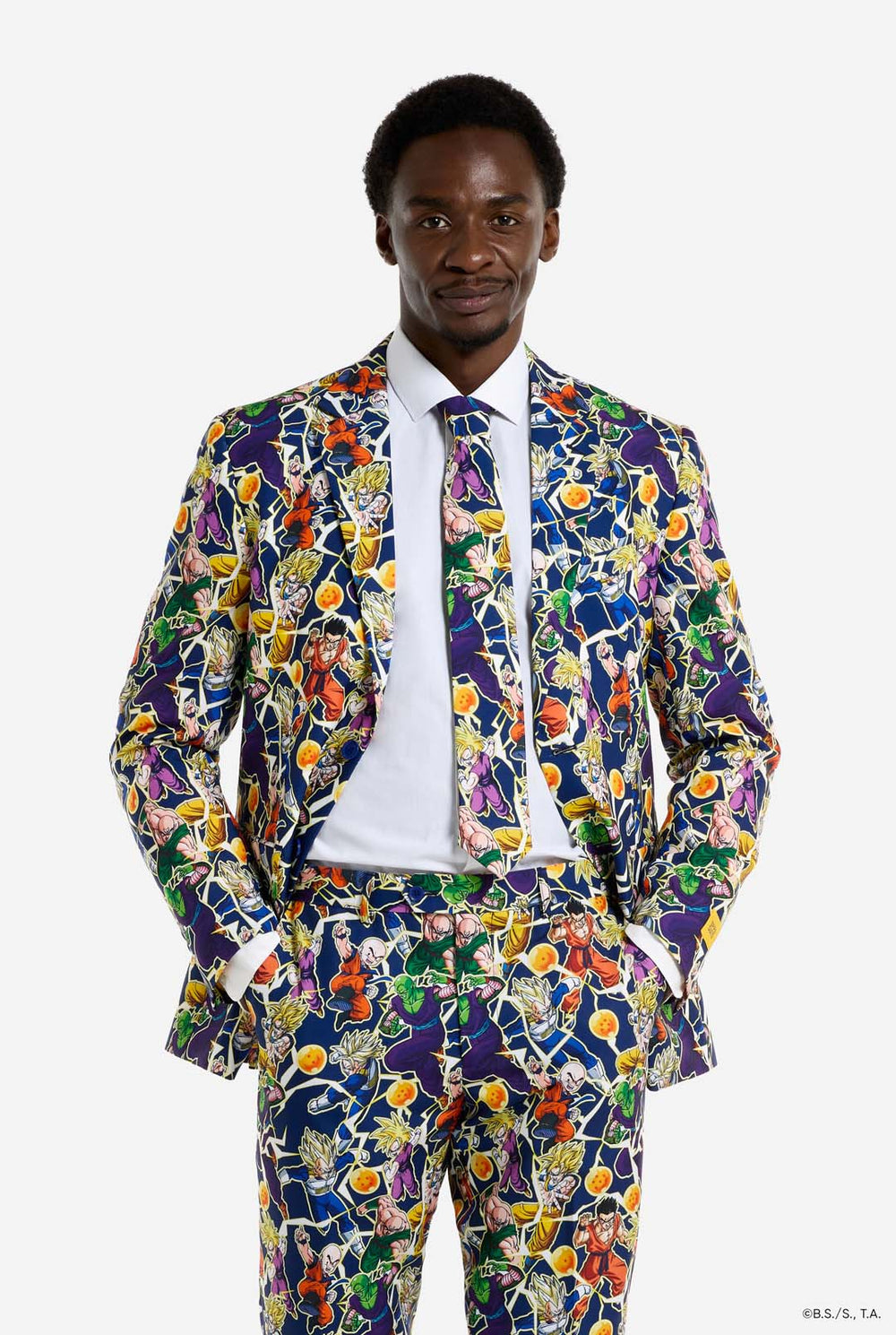 Mann trägt einen Herrenanzug mit Dragon Ball Z-Aufdruck, der die Dragon Ball-Figuren zeigt. Anzug besteht aus Blazer, Hose und Krawatte.