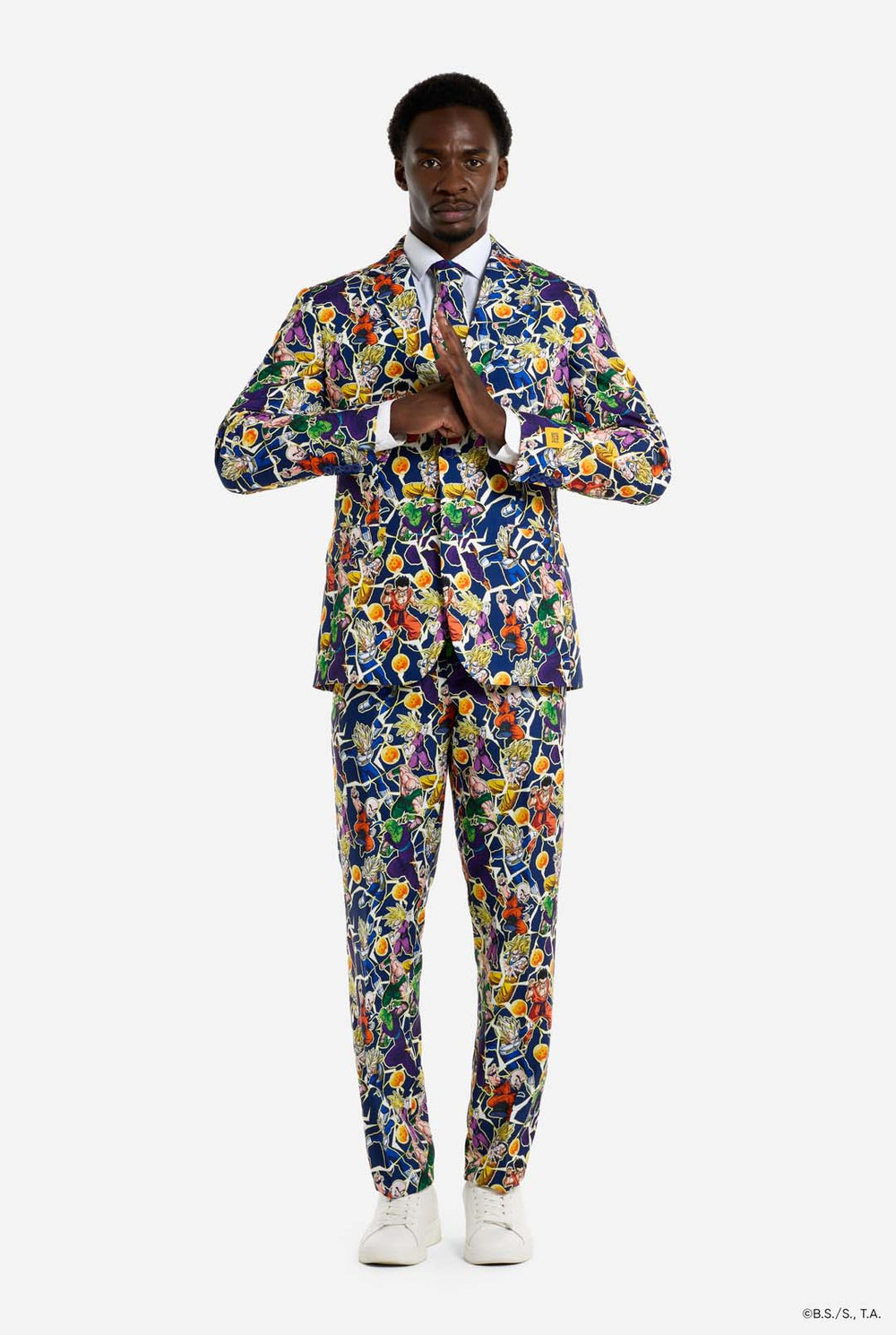 Mann trägt einen Herrenanzug mit Dragon Ball Z-Aufdruck, der die Dragon Ball-Figuren zeigt. Anzug besteht aus Blazer, Hose und Krawatte.