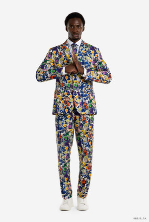 Mann trägt einen Herrenanzug mit Dragon Ball Z-Aufdruck, der die Dragon Ball-Figuren zeigt. Anzug besteht aus Blazer, Hose und Krawatte.