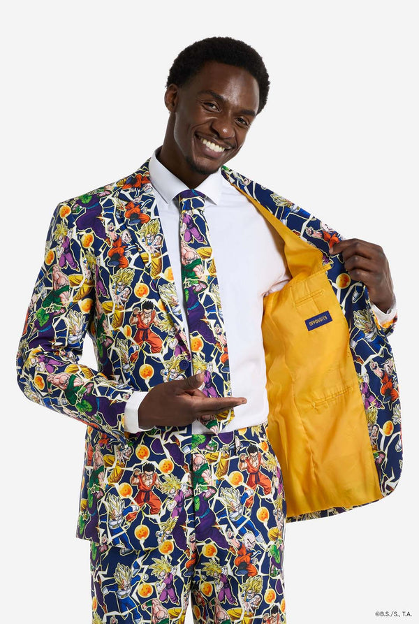 Mann trägt einen Herrenanzug mit Dragon Ball Z-Aufdruck, der die Dragon Ball-Figuren zeigt. Anzug besteht aus Blazer, Hose und Krawatte.