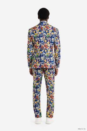 Mann trägt einen Herrenanzug mit Dragon Ball Z-Aufdruck, der die Dragon Ball-Figuren zeigt. Anzug besteht aus Blazer, Hose und Krawatte.