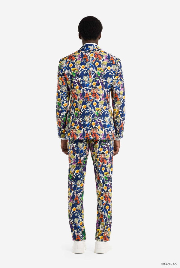 Mann trägt einen Herrenanzug mit Dragon Ball Z-Aufdruck, der die Dragon Ball-Figuren zeigt. Anzug besteht aus Blazer, Hose und Krawatte.