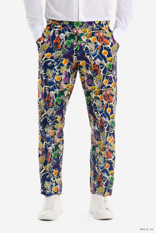 Mann trägt einen Herrenanzug mit Dragon Ball Z-Aufdruck, der die Dragon Ball-Figuren zeigt. Anzug besteht aus Blazer, Hose und Krawatte.