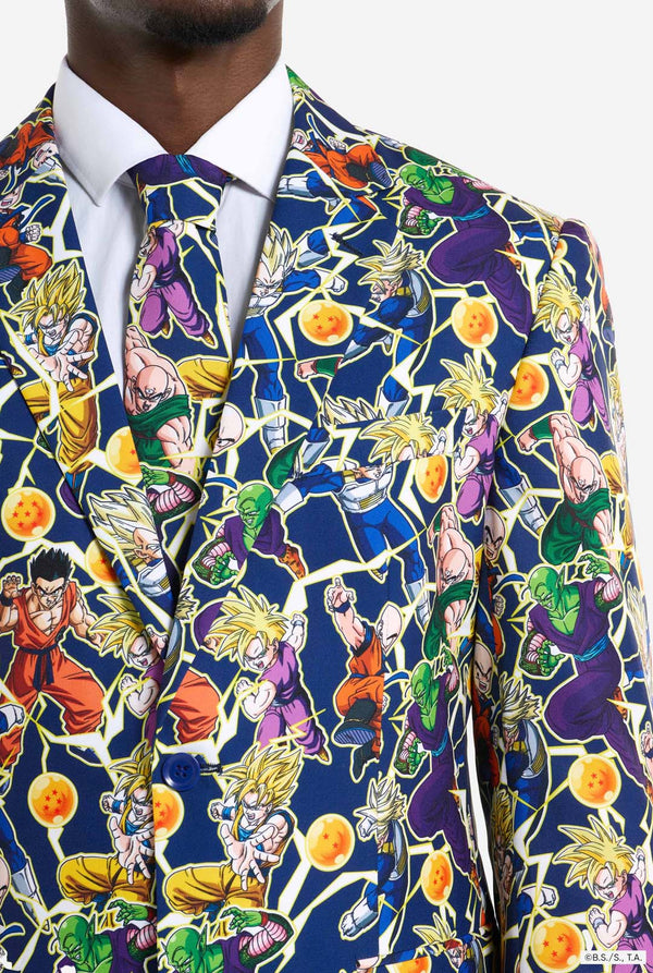 Mann trägt einen Herrenanzug mit Dragon Ball Z-Aufdruck, der die Dragon Ball-Figuren zeigt. Anzug besteht aus Blazer, Hose und Krawatte.