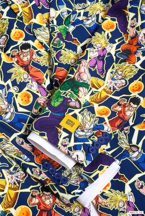 Mann trägt einen Herrenanzug mit Dragon Ball Z-Aufdruck, der die Dragon Ball-Figuren zeigt. Anzug besteht aus Blazer, Hose und Krawatte.