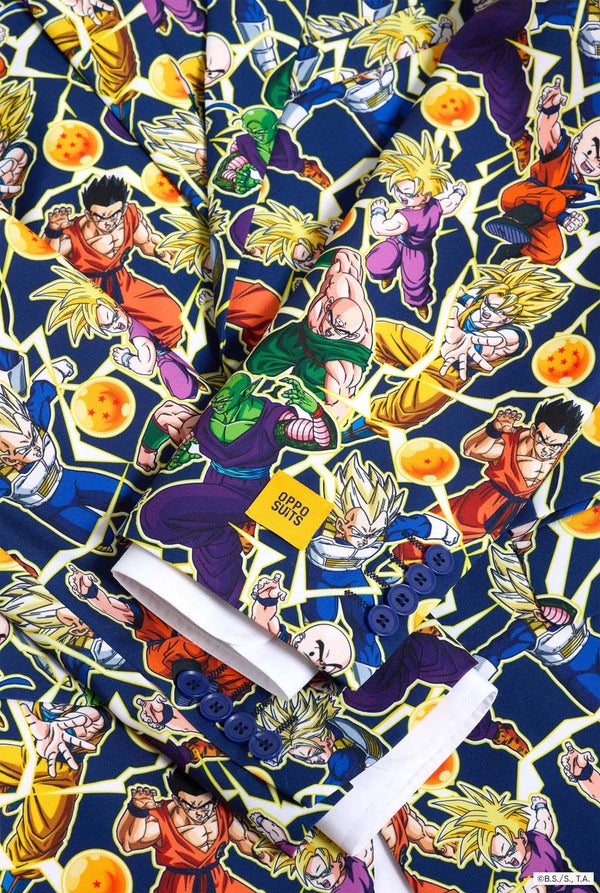Mann trägt einen Herrenanzug mit Dragon Ball Z-Aufdruck, der die Dragon Ball-Figuren zeigt. Anzug besteht aus Blazer, Hose und Krawatte.